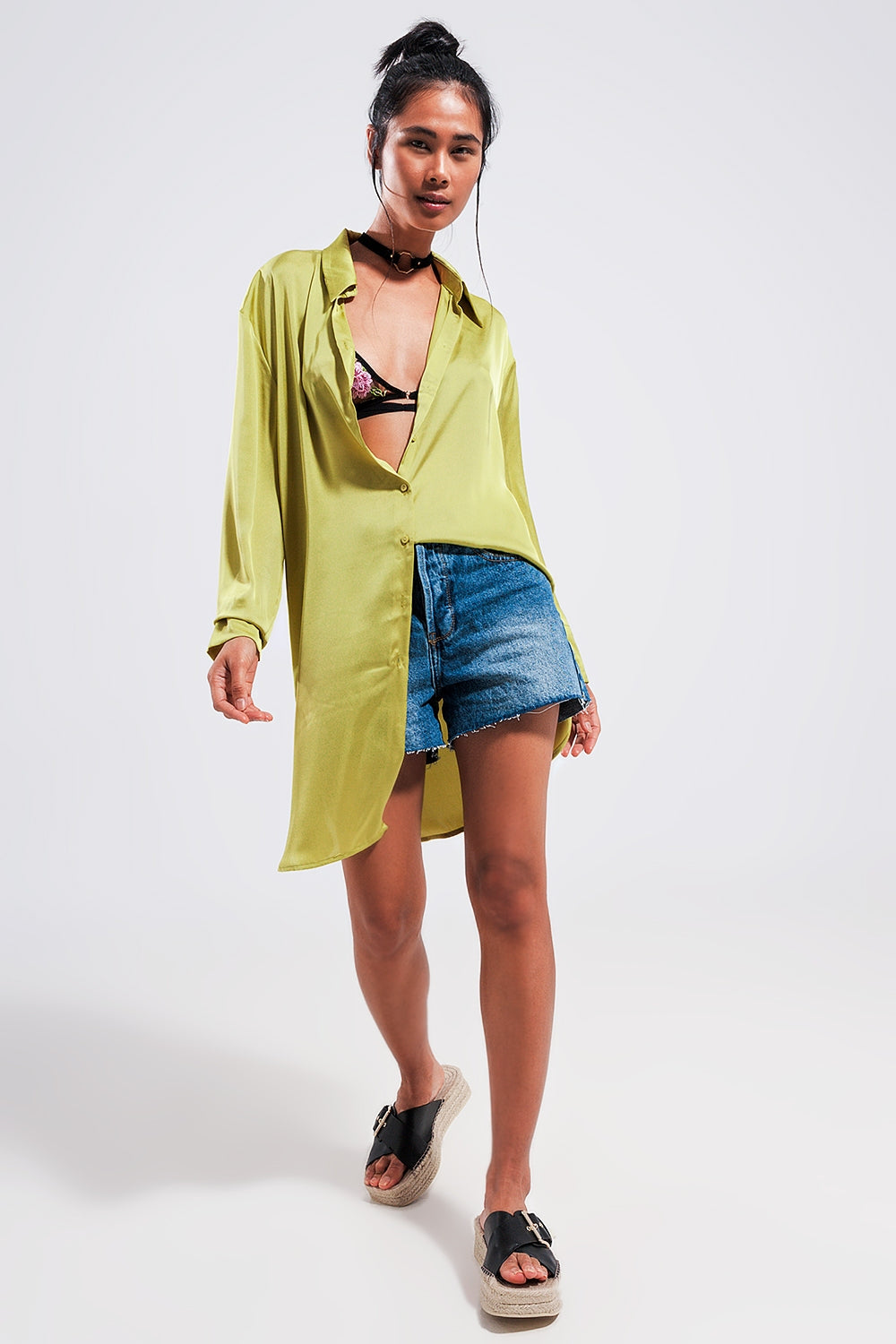 Chemise manches longues boutonnée devant en satin verte