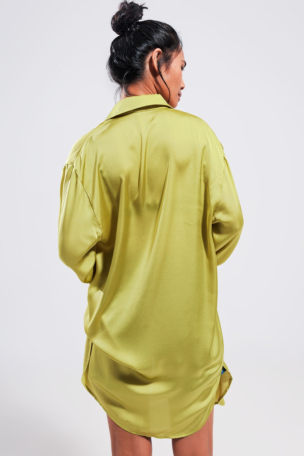 Chemise manches longues boutonnée devant en satin verte