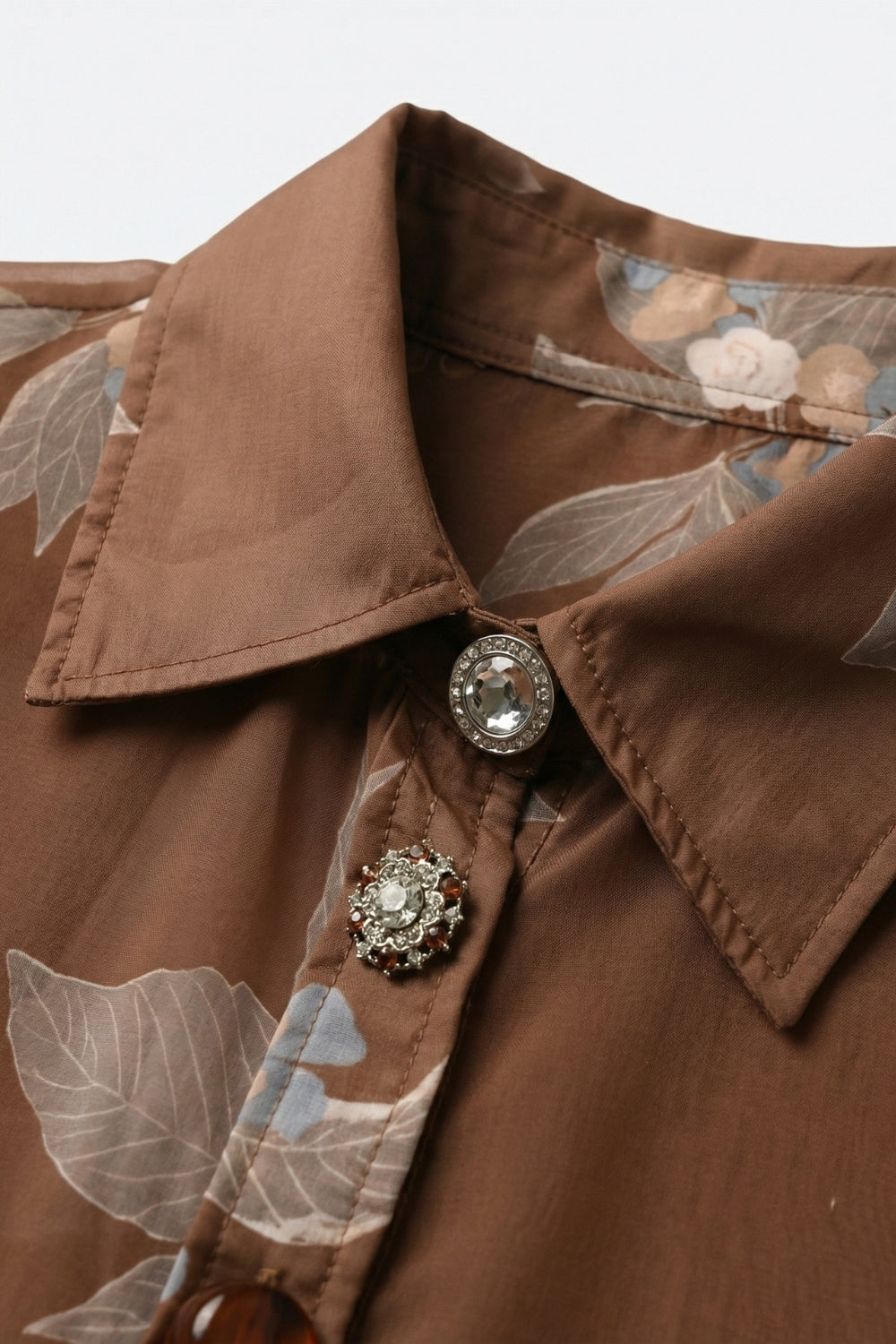 Chemise marron à fleurs avec boutons sur le devant et manches longues en chiffon