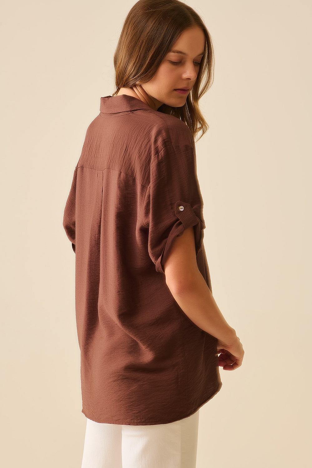 Chemise marron chocolat à manches courtes et plis sur la manche