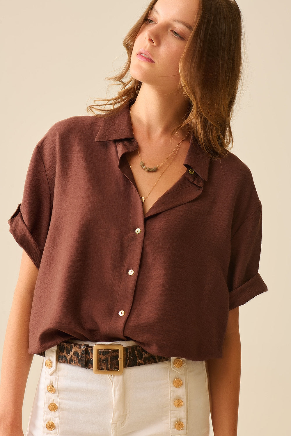 Chemise marron chocolat à manches courtes et plis sur la manche
