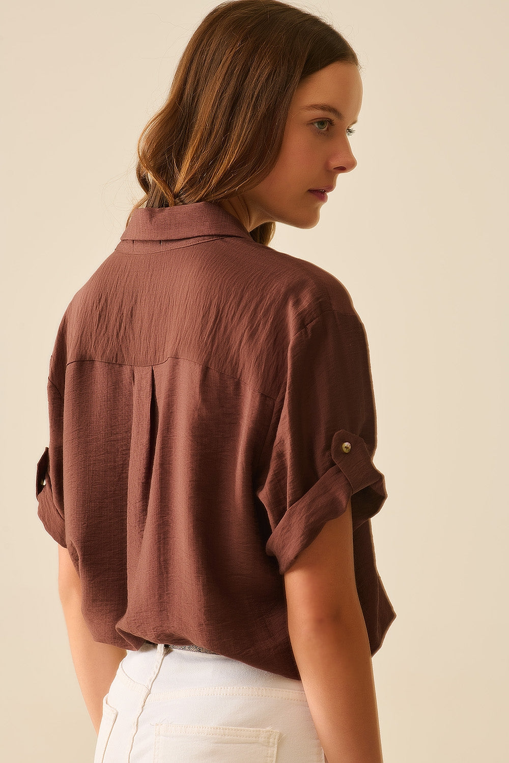 Chemise marron chocolat à manches courtes et plis sur la manche