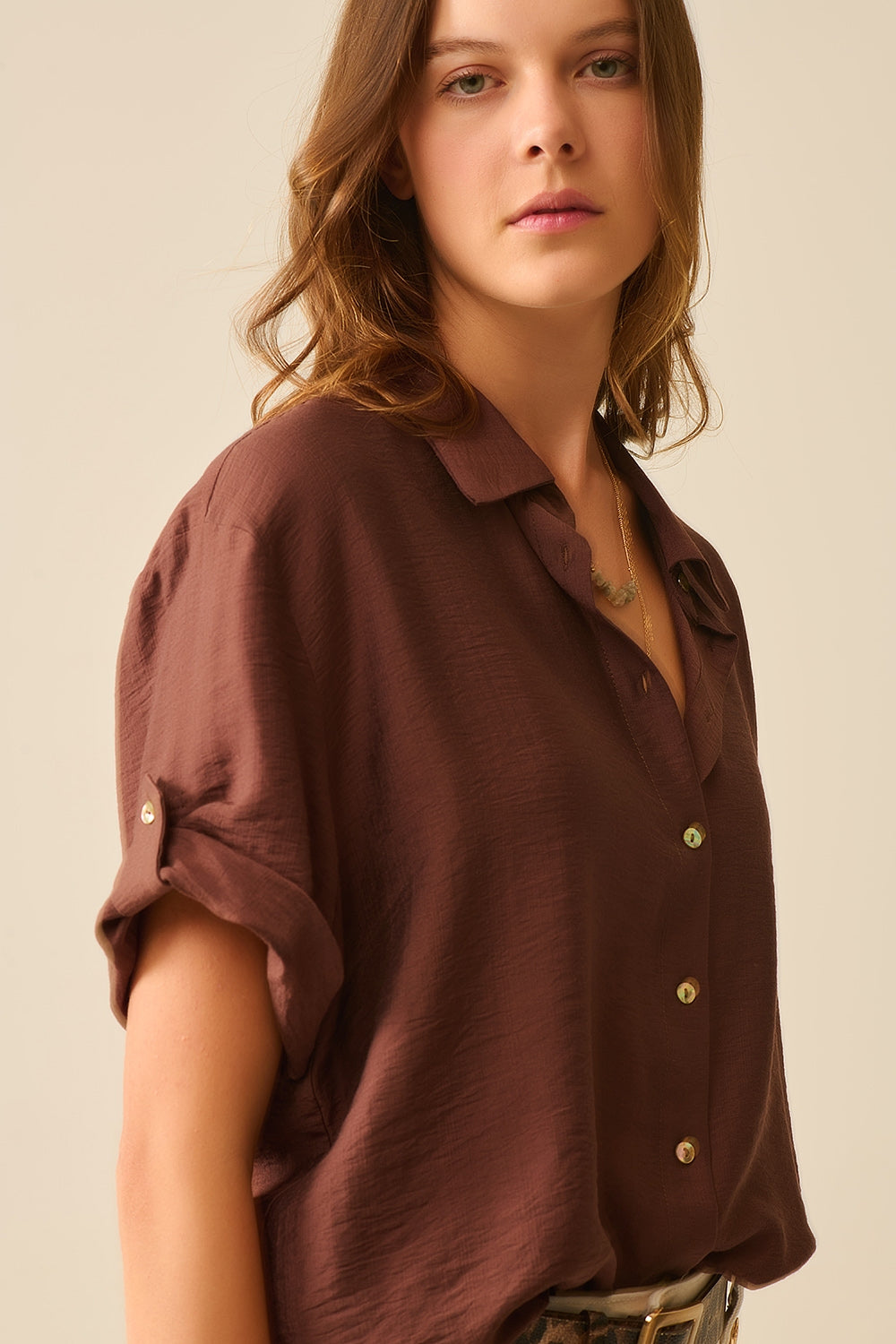 Chemise marron chocolat à manches courtes et plis sur la manche