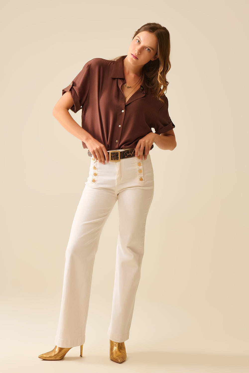Chemise marron chocolat à manches courtes et plis sur la manche