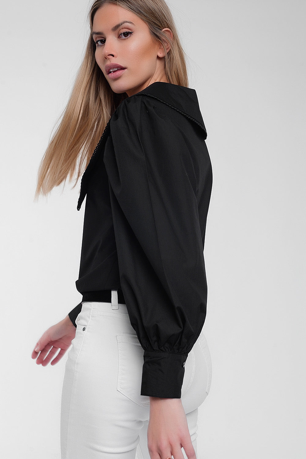 Chemise noire à col extra large