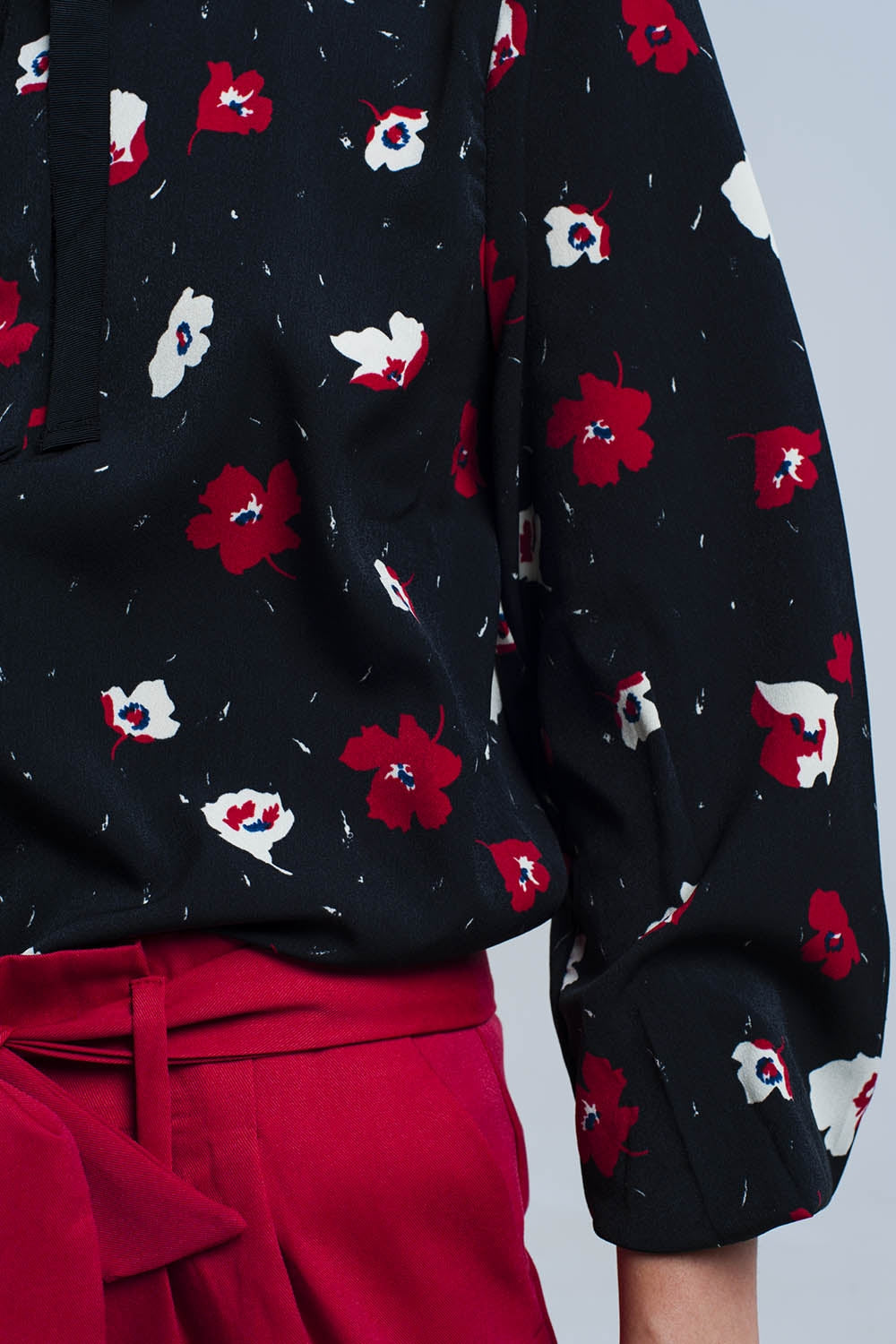 Chemise noire avec des fleurs rouges et blanches