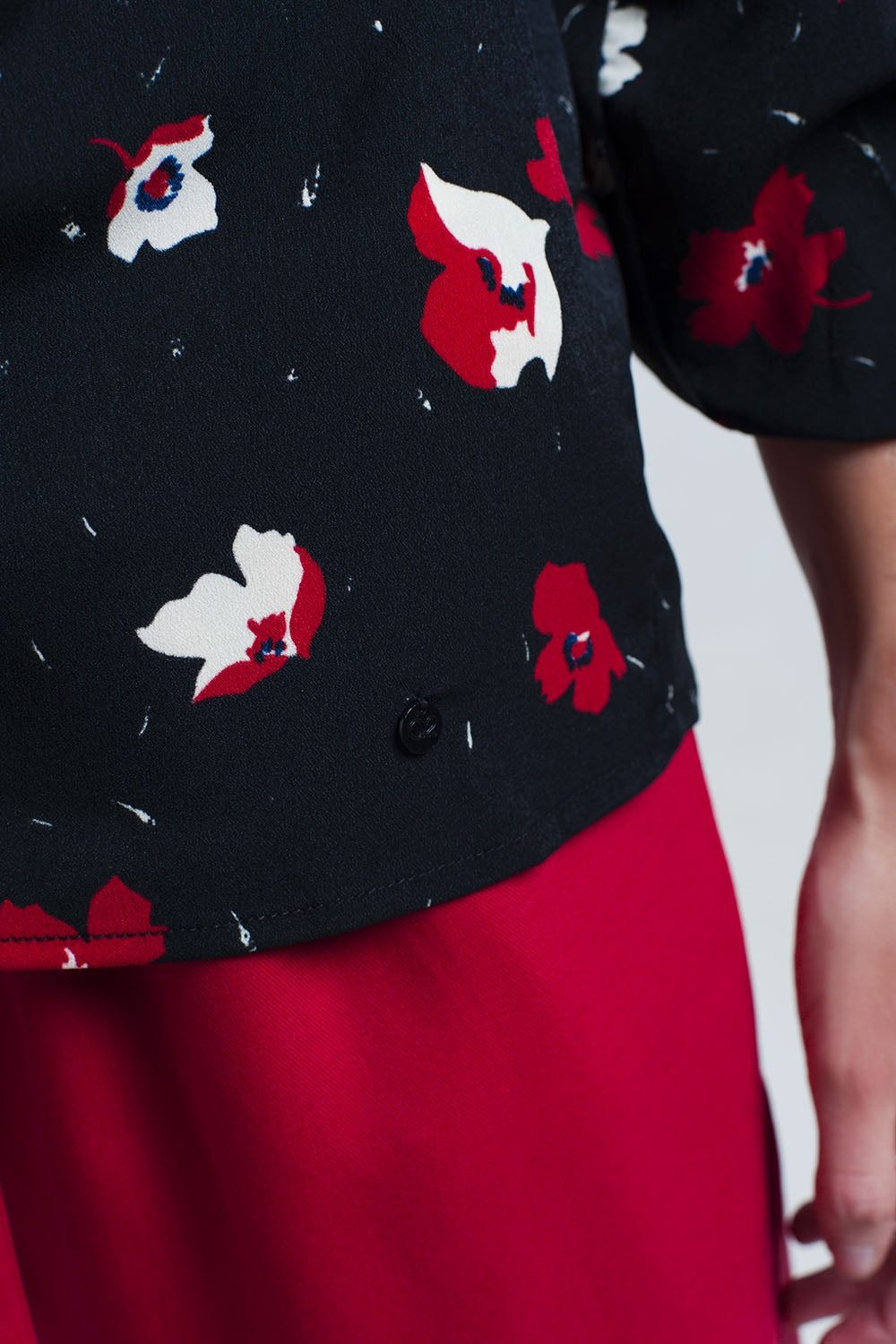 Chemise noire avec des fleurs rouges et blanches