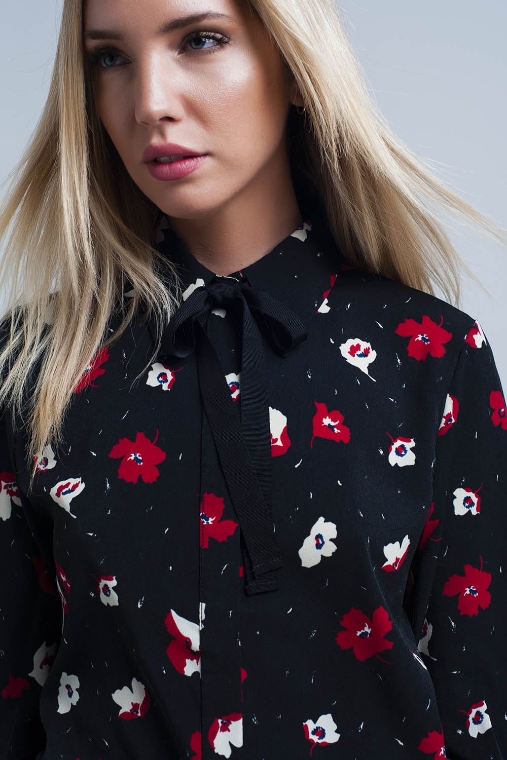 Chemise noire avec des fleurs rouges et blanches