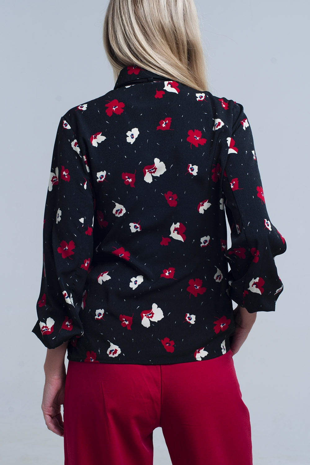 Chemise noire avec des fleurs rouges et blanches