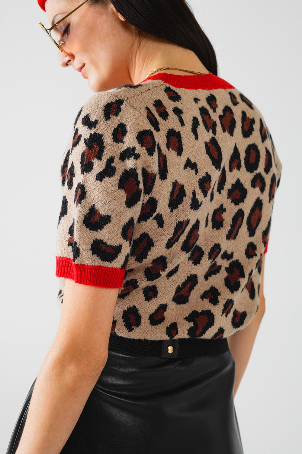 chemise pull confortable à imprimé panthère avec bords rouges