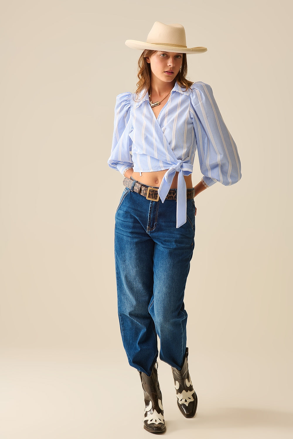 Chemise rayée enveloppante bleue et blanche avec détails en dentelle