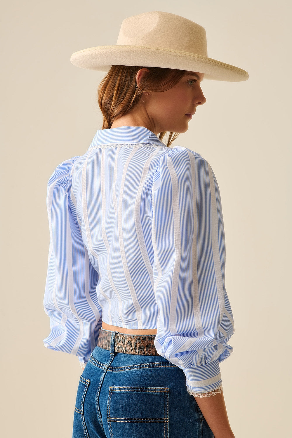 Chemise rayée enveloppante bleue et blanche avec détails en dentelle