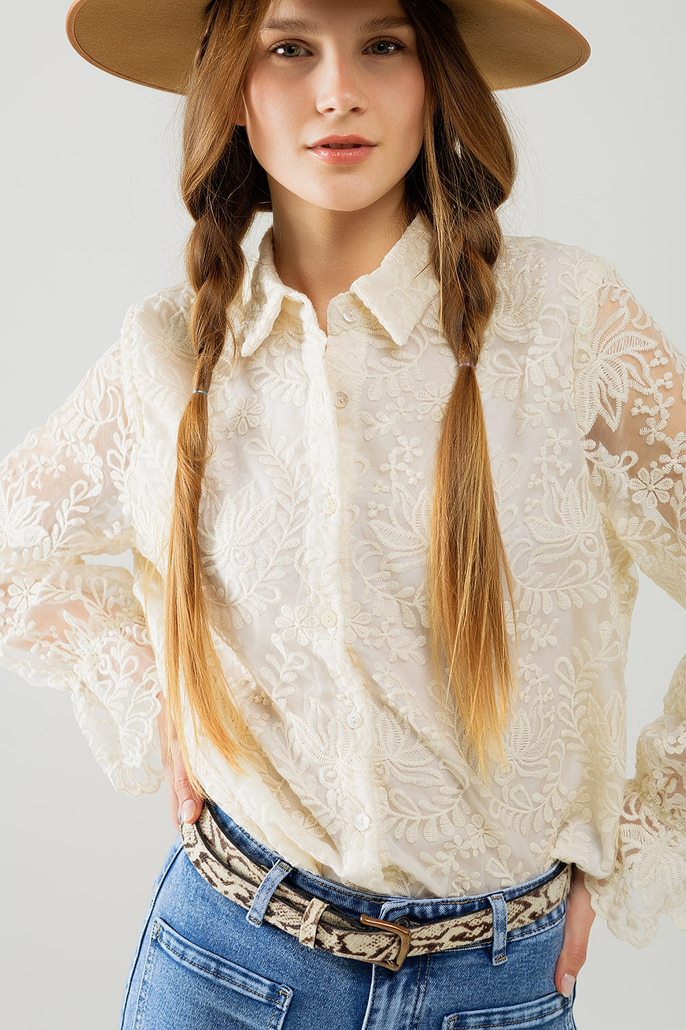 Chemise romantique en dentelle beige à manches ballon