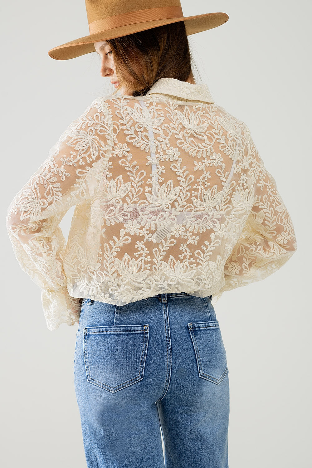Chemise romantique en dentelle beige à manches ballon