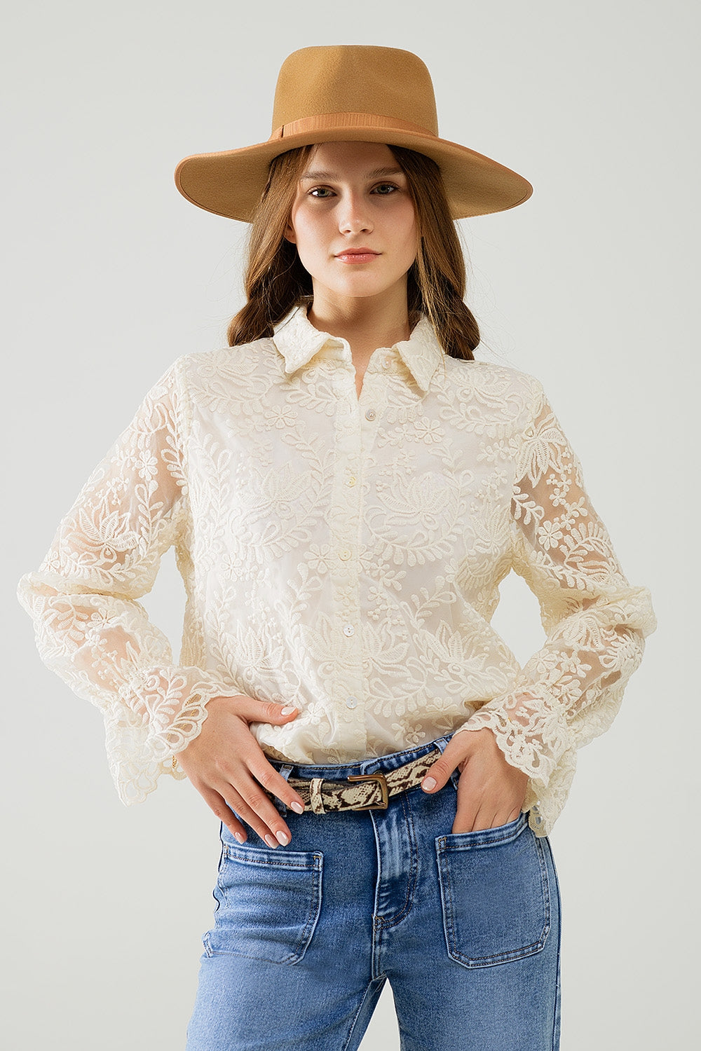 Chemise romantique en dentelle beige à manches ballon