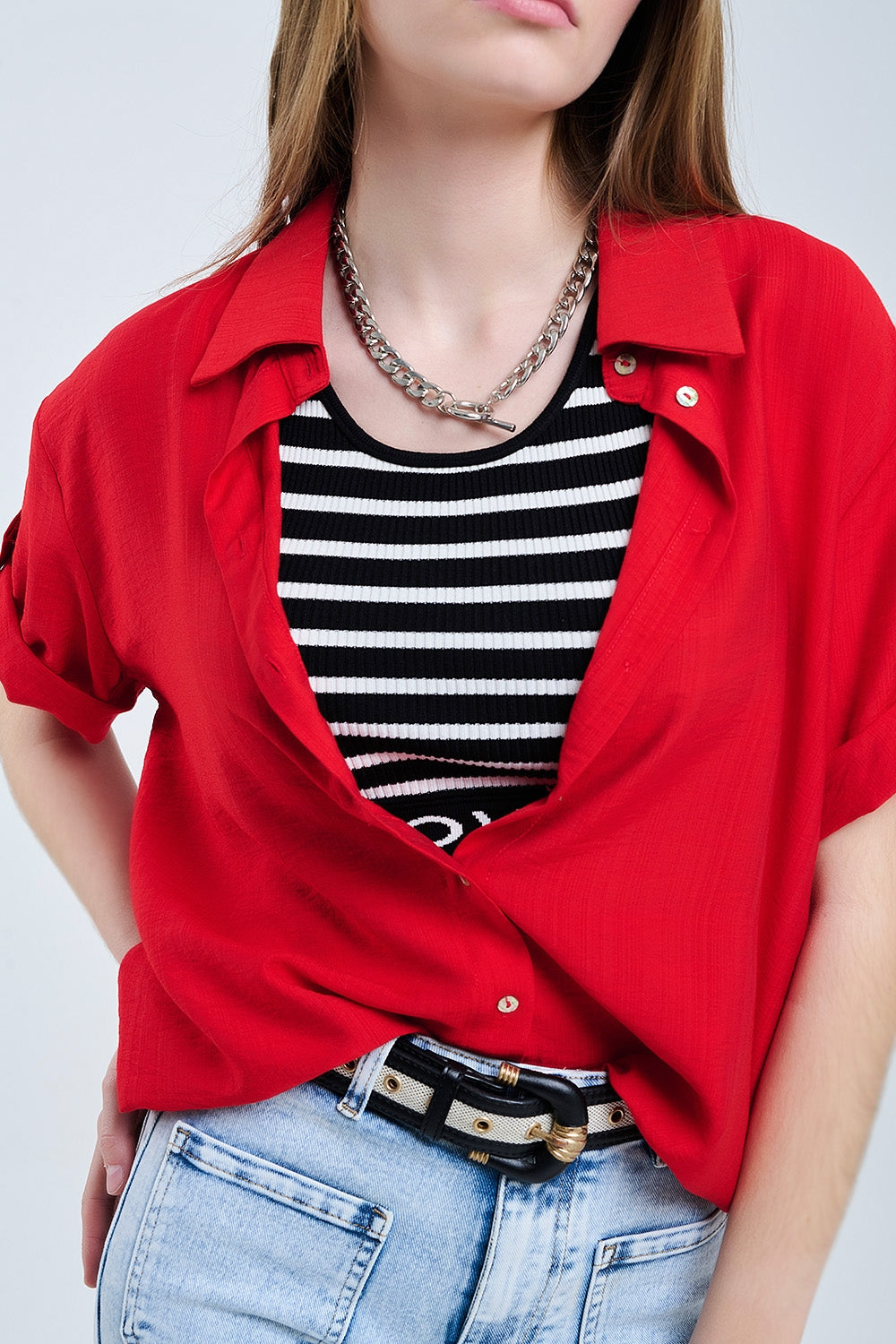 Chemise rouge à manches courtes et plis sur la manche