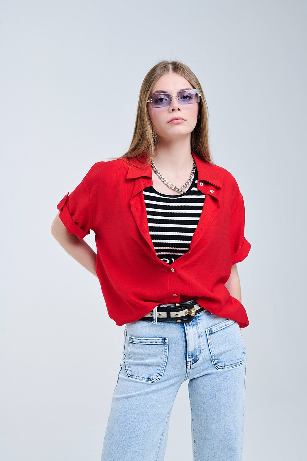 Chemise rouge à manches courtes et plis sur la manche
