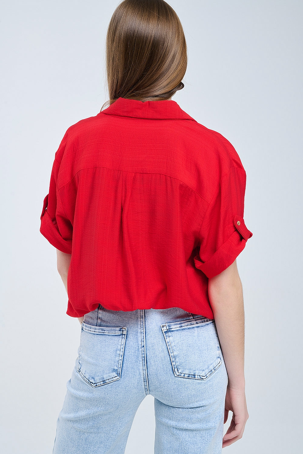 Chemise rouge à manches courtes et plis sur la manche