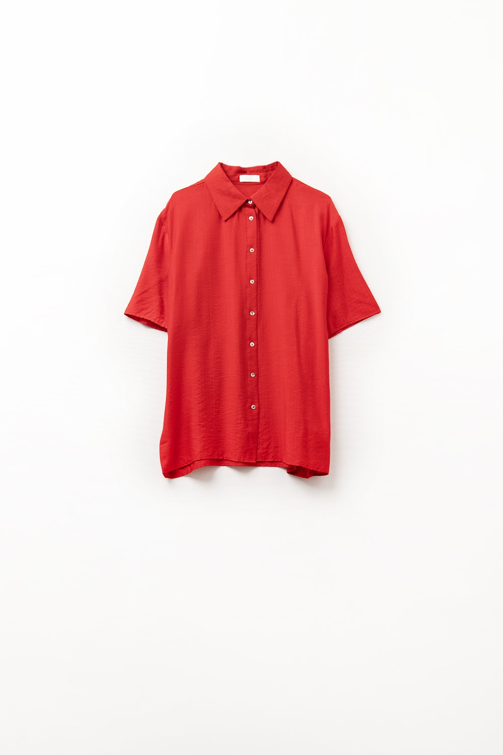 Chemise rouge à manches courtes et plis sur la manche