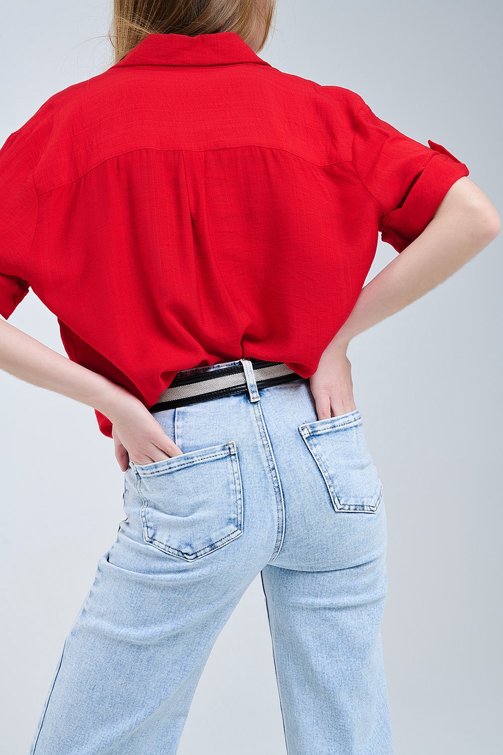 Chemise rouge à manches courtes et plis sur la manche