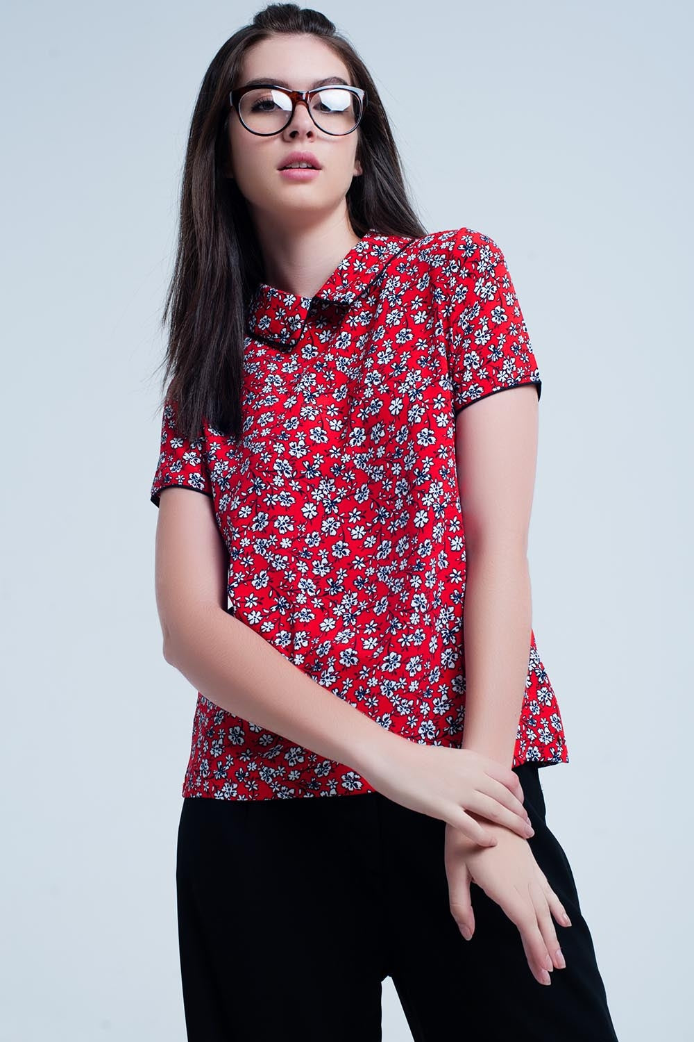 Chemise rouge avec des fleurs blanches
