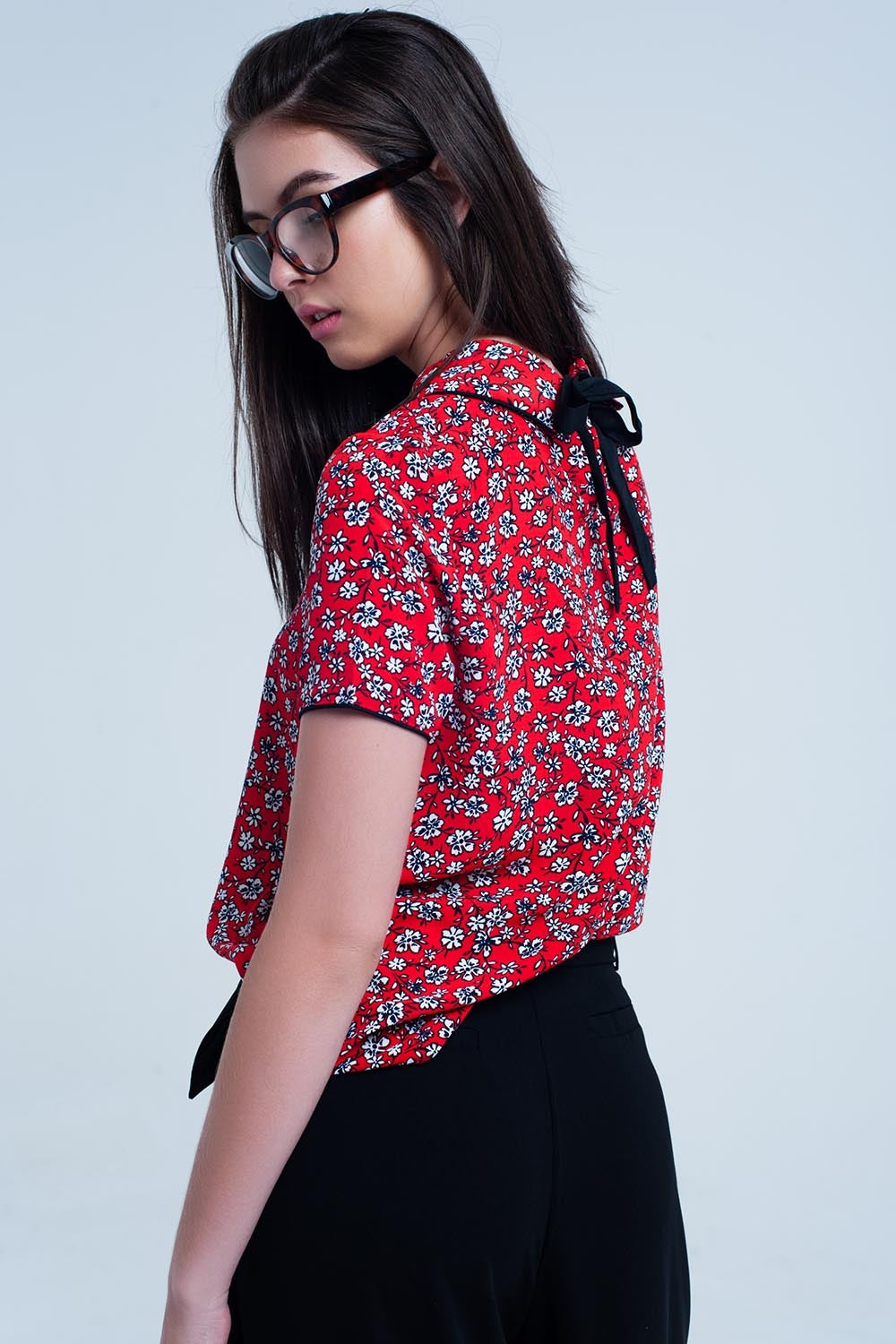 Chemise rouge avec des fleurs blanches