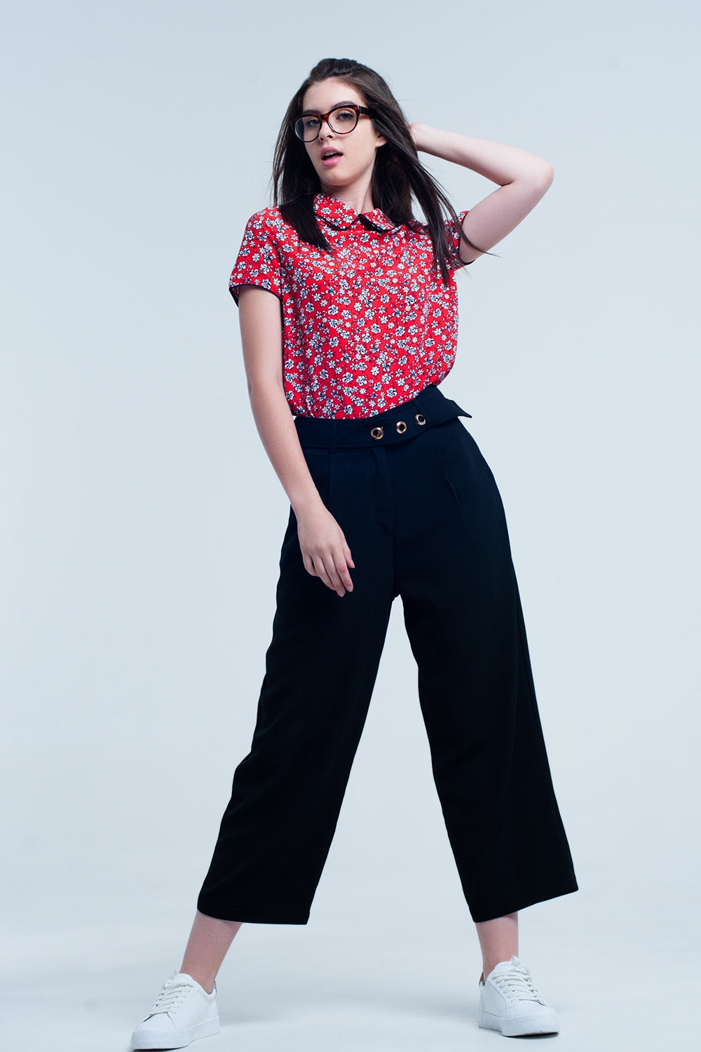 Chemise rouge avec des fleurs blanches