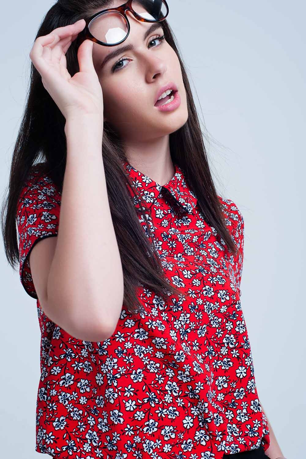 Chemise rouge avec des fleurs blanches