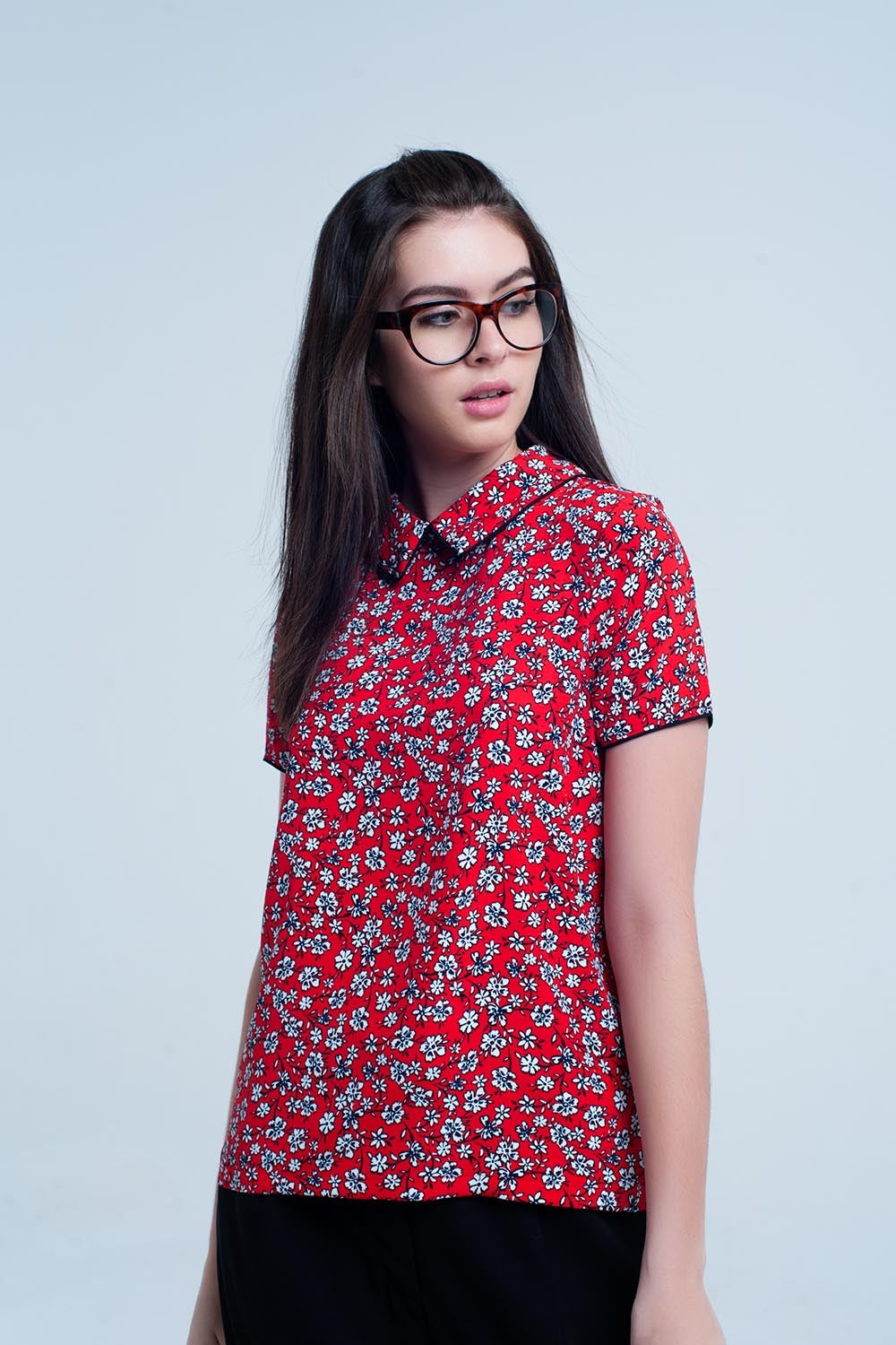 Chemise rouge avec des fleurs blanches