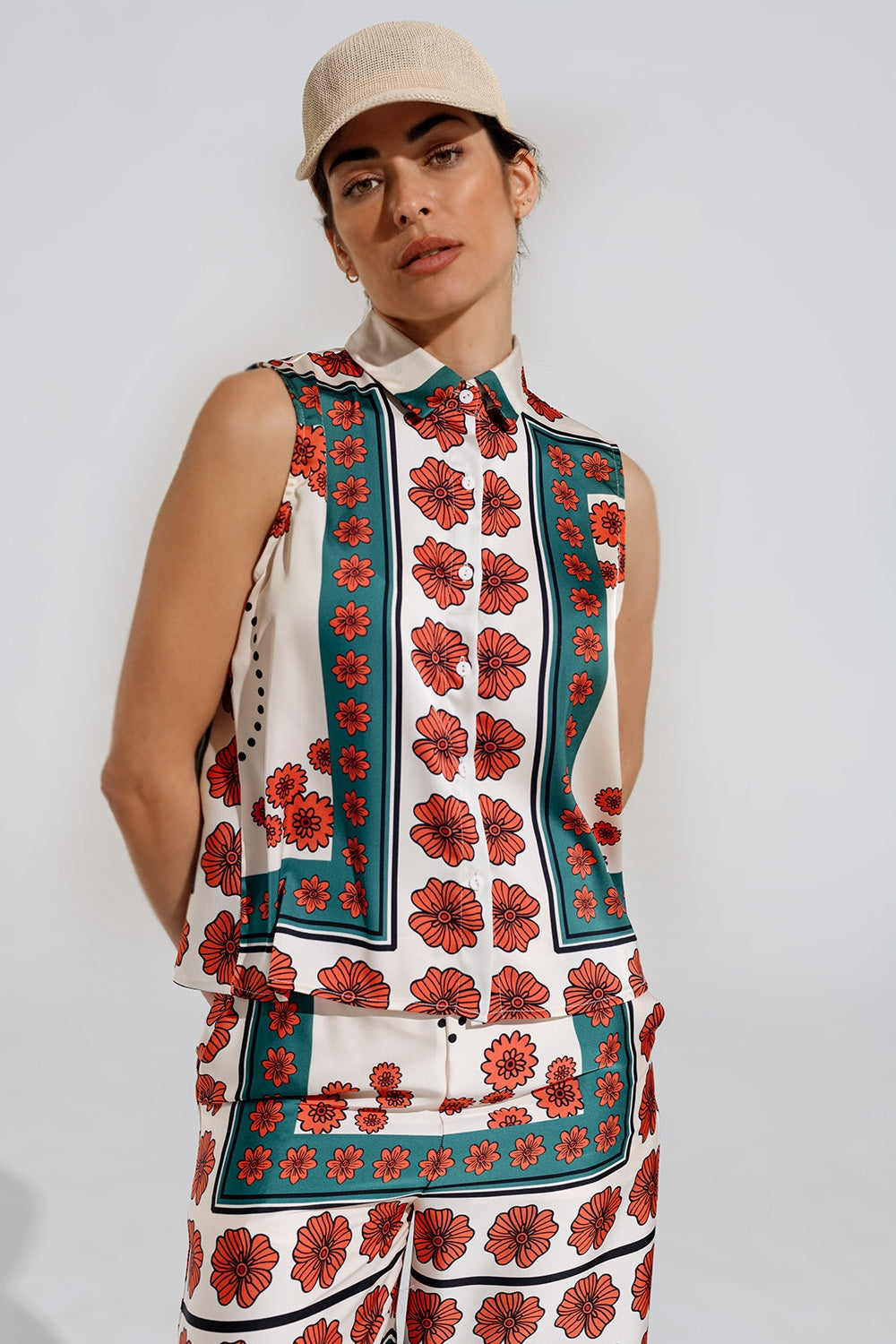 Chemise sans manches en crème à motifs floraux