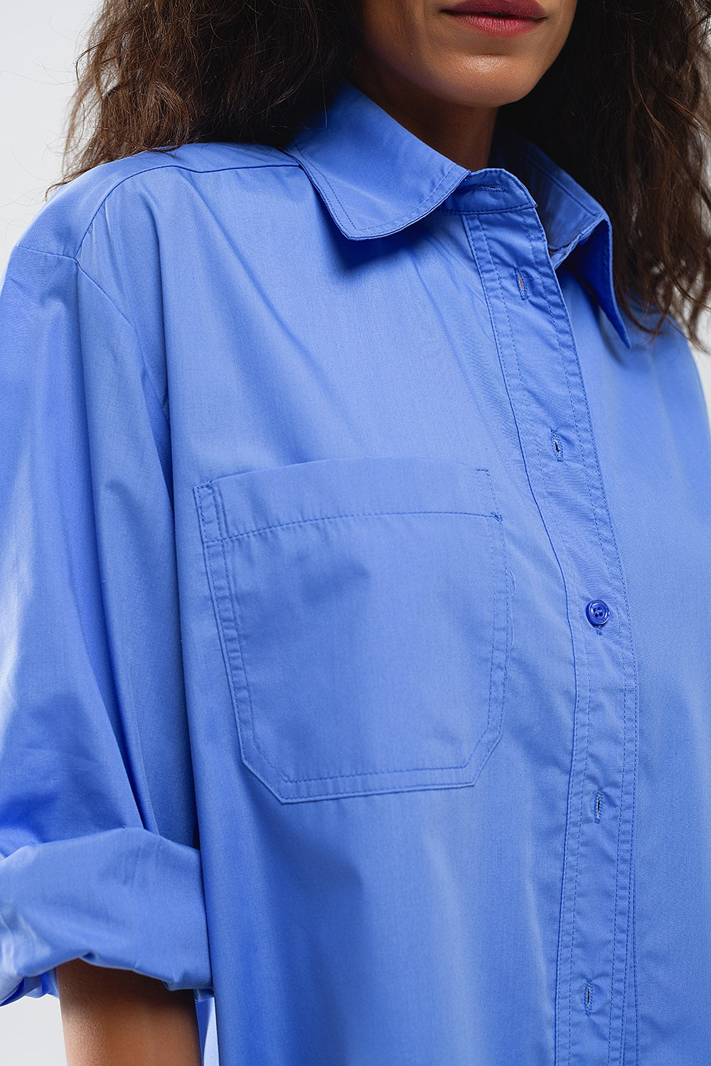 Chemise super surdimensionnée à taille basse en bleu