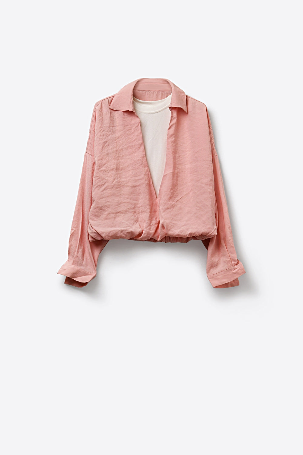 Chemise texturée légère à coupe décontractée rose et t-shirt blanc à l'intérieur