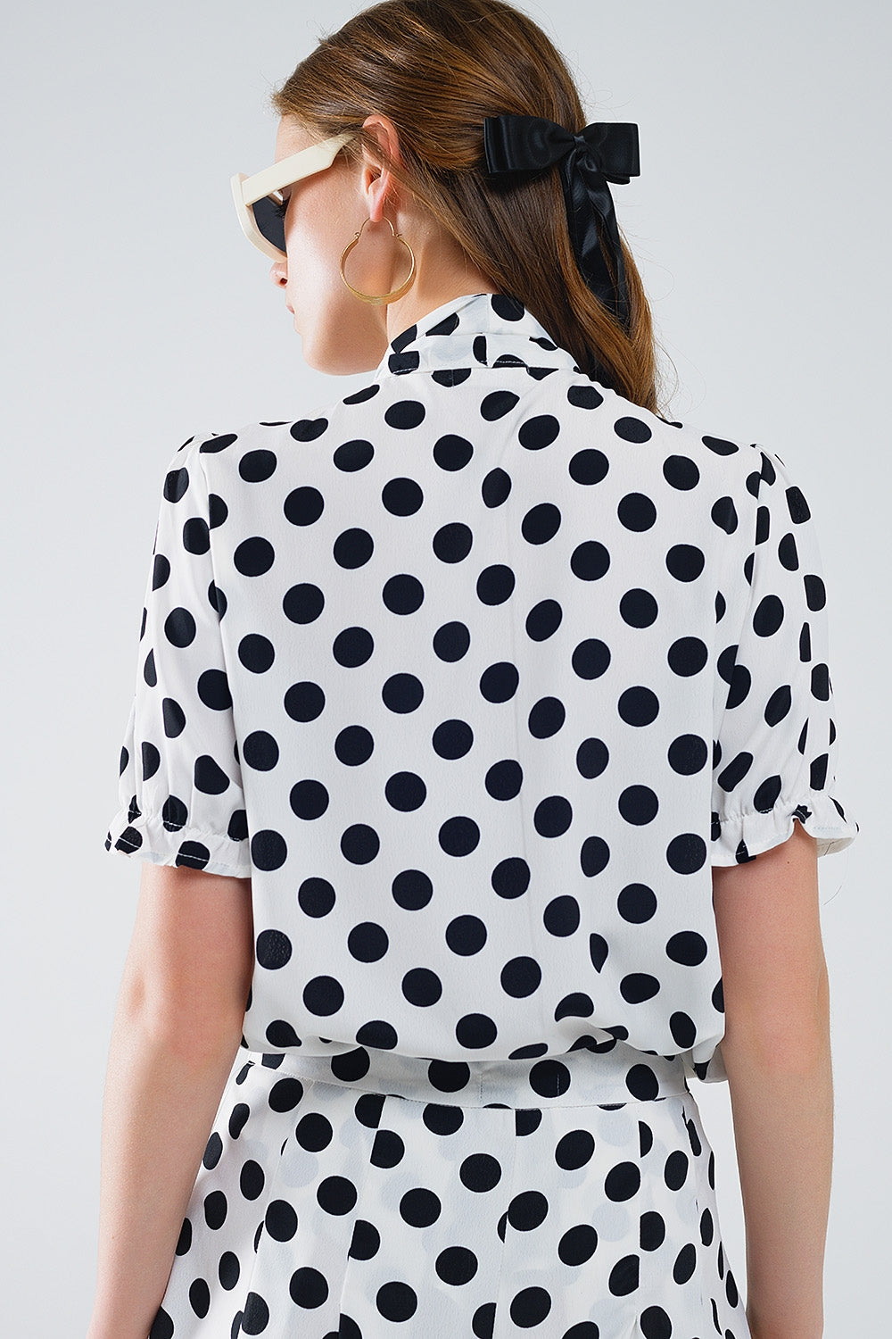 Chemisier à pois avec nœud de foulard