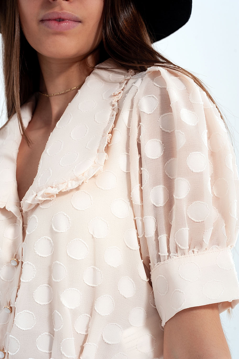 Chemisier beige à pois avec col cassé et boutons décoratifs