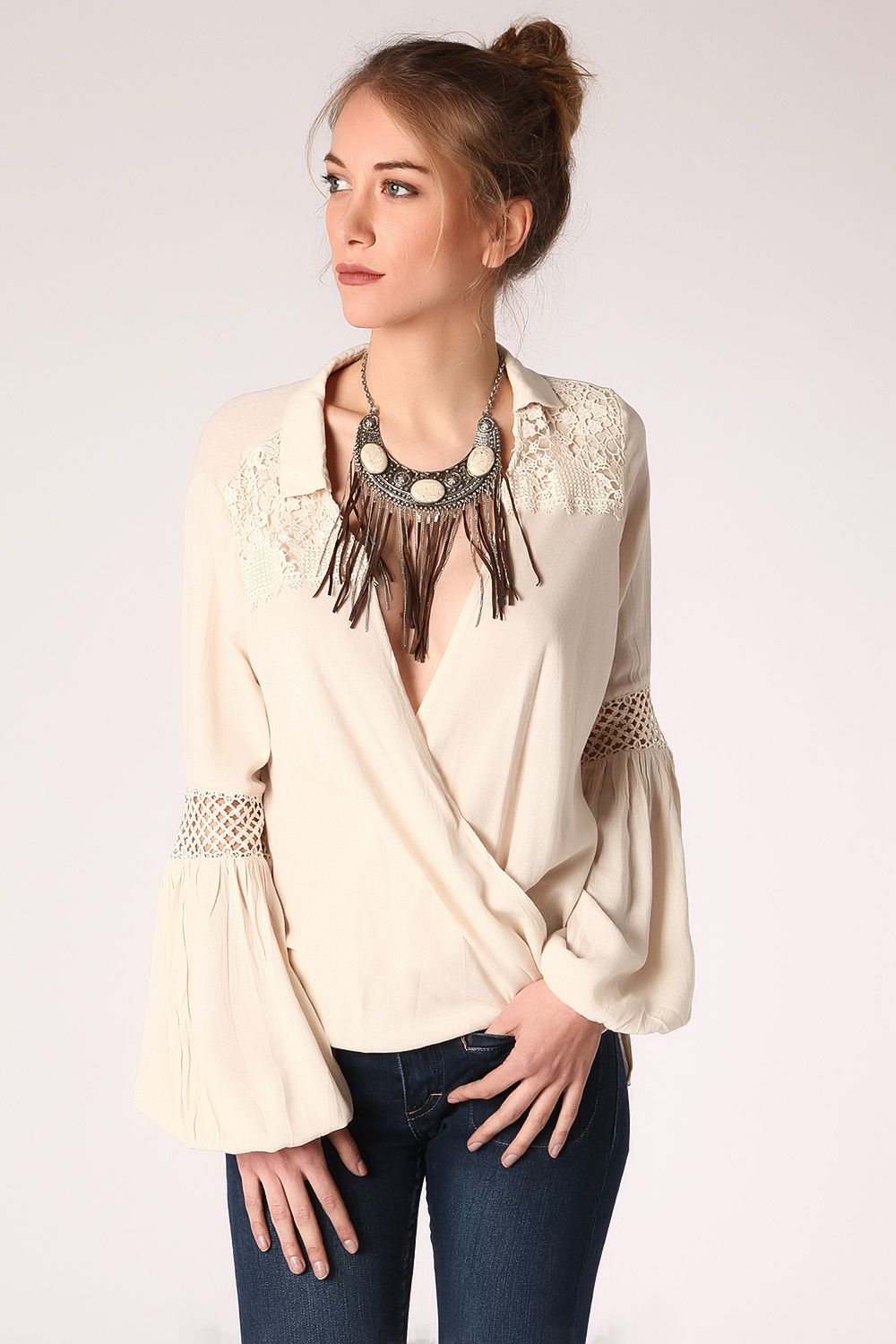 Chemisier beige en modèle croisé sur le devant avec effet drapé