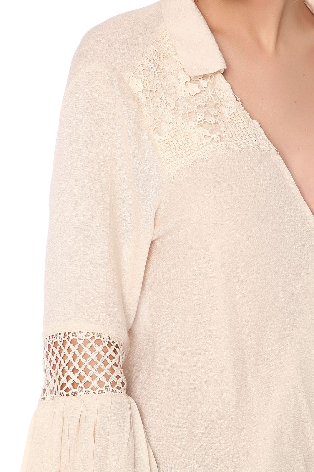 Chemisier beige en modèle croisé sur le devant avec effet drapé