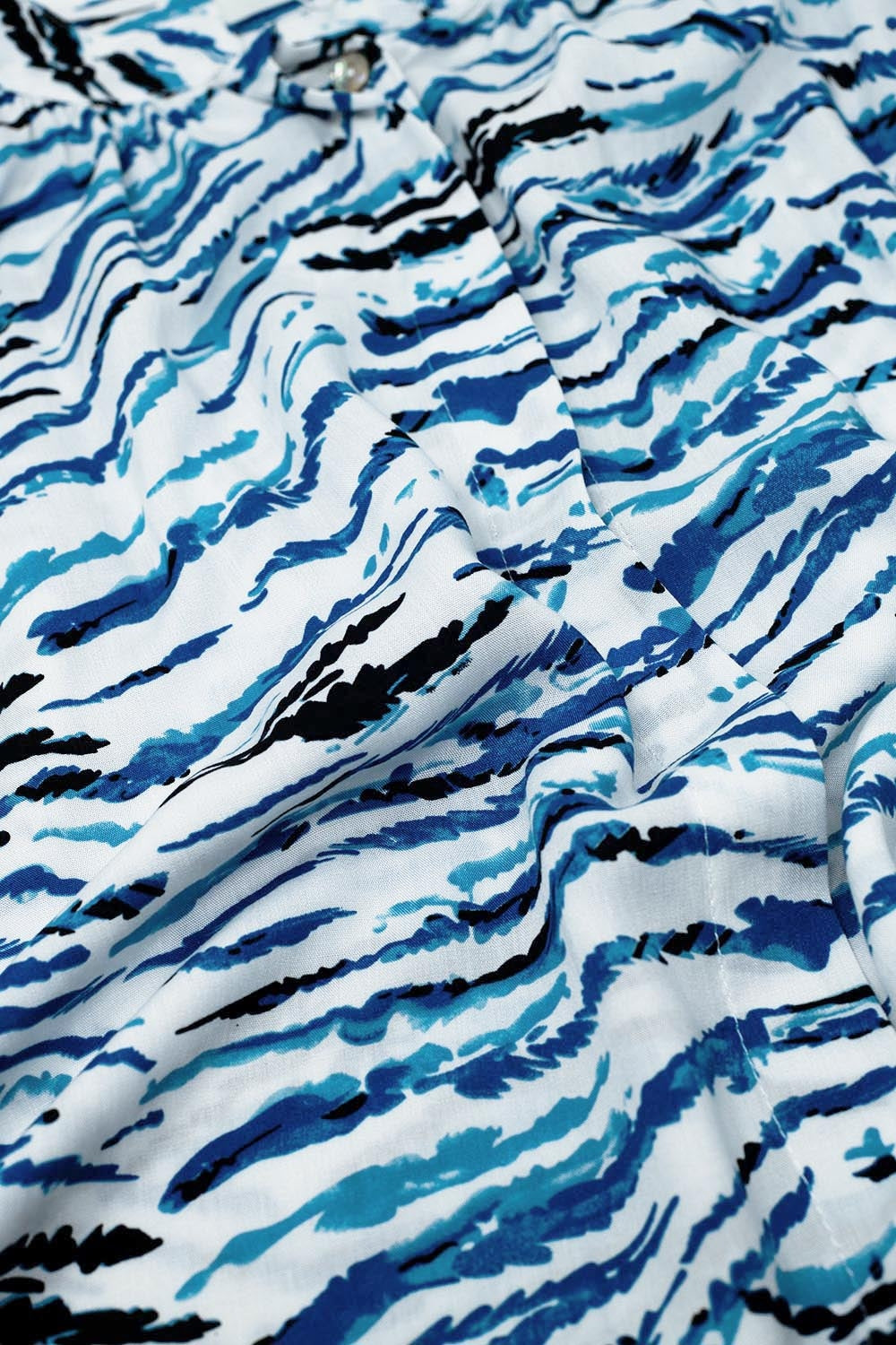 Chemisier blanc à imprimé animalier bleu et manches longues