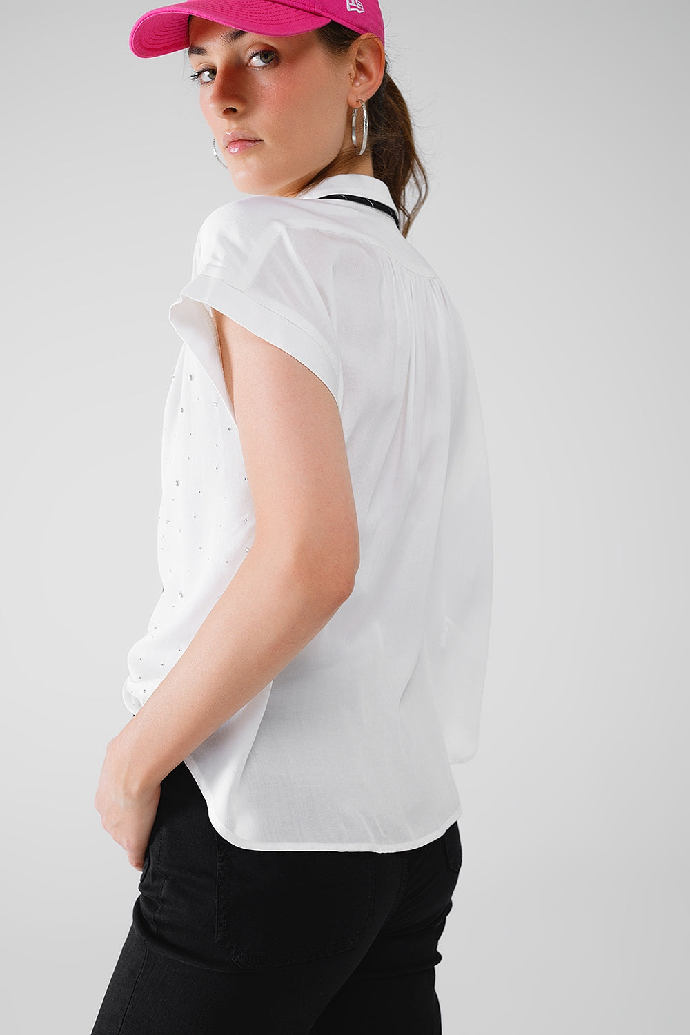 Chemisier blanc boutonné avec strass sur tout le corps et manches courtes