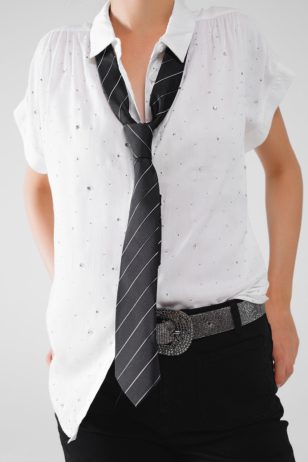 Chemisier blanc boutonné avec strass sur tout le corps et manches courtes