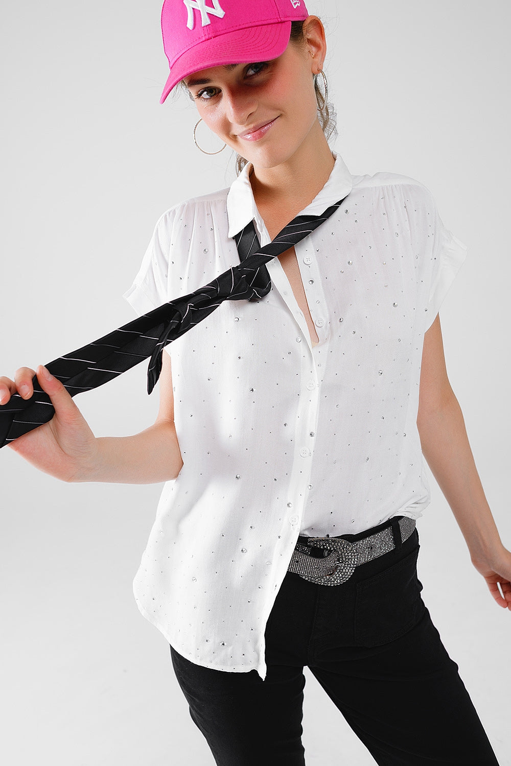 Chemisier blanc boutonné avec strass sur tout le corps et manches courtes