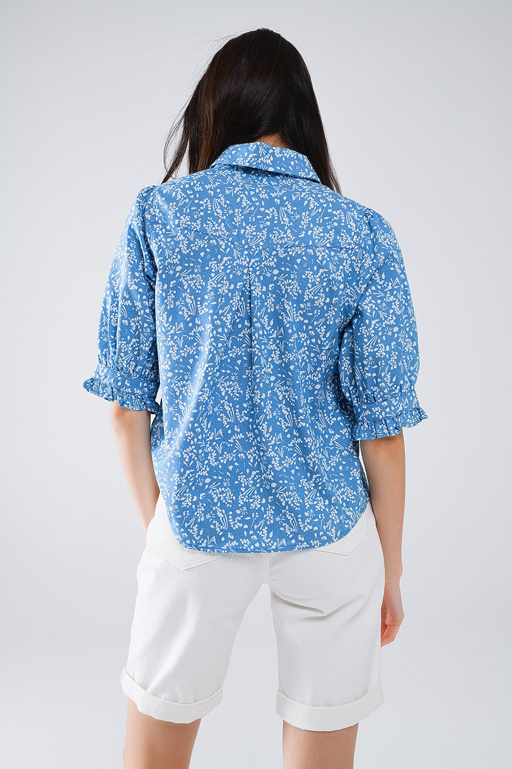 Chemisier bleu à motifs floraux et manches courtes