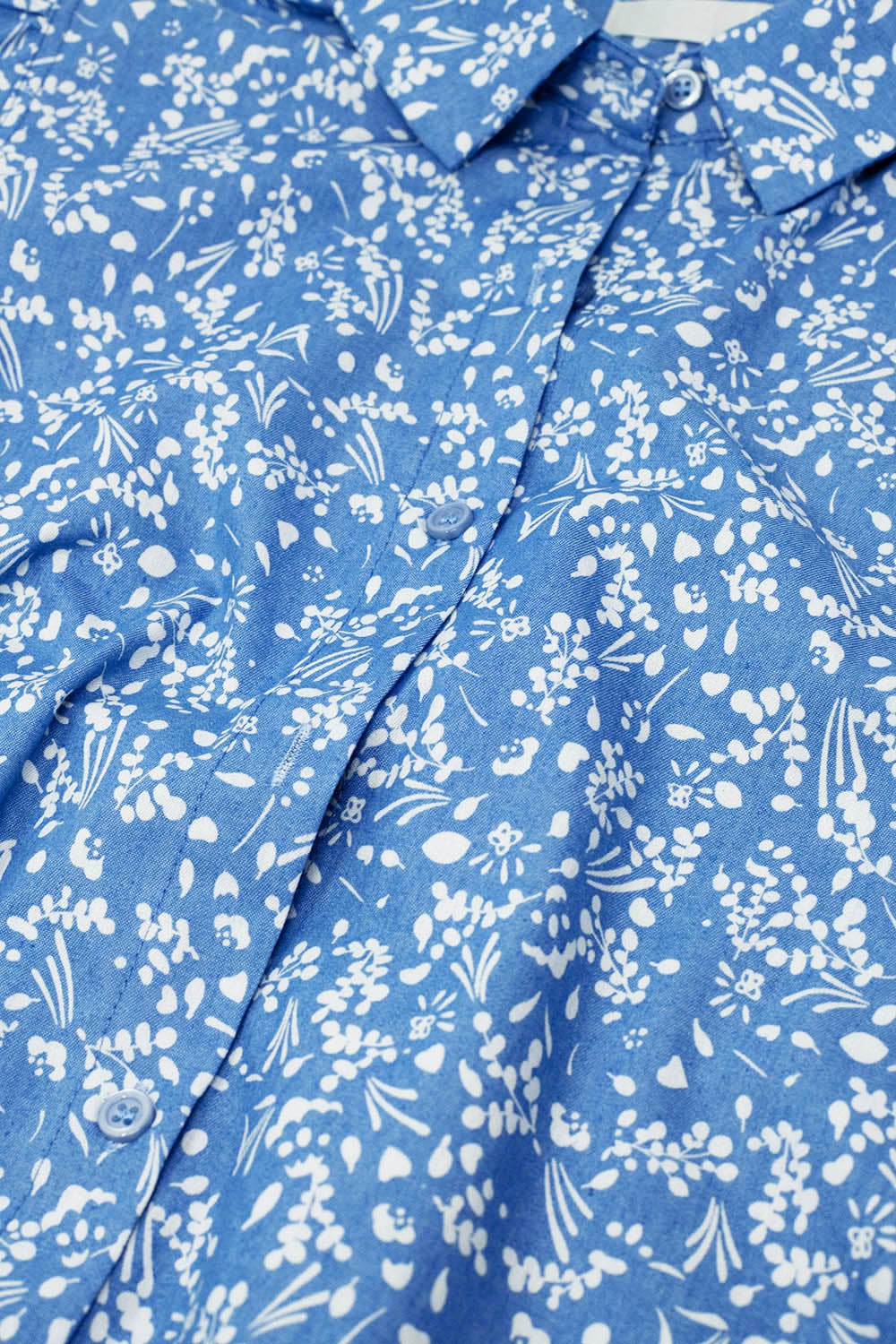 Chemisier bleu à motifs floraux et manches courtes