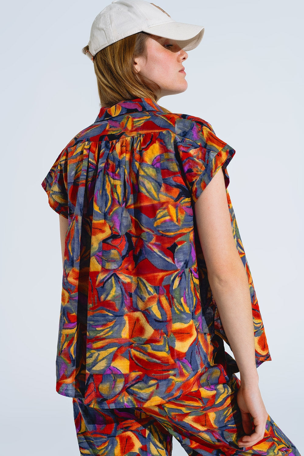 Chemisier boutonné rouge à imprimé floral multicolore
