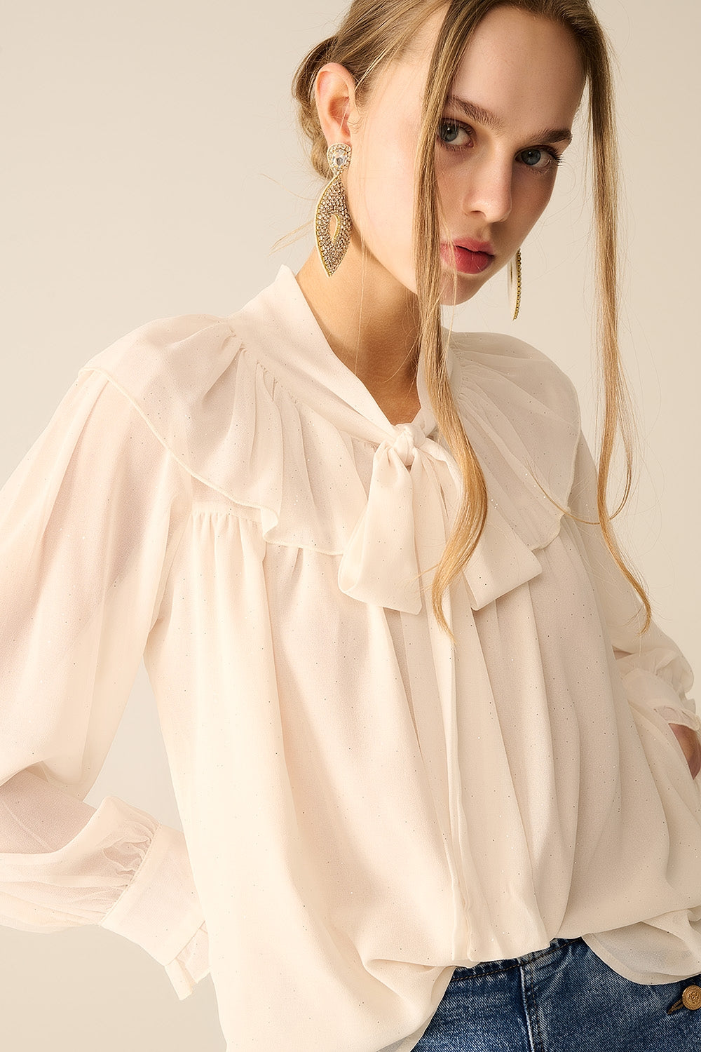 Chemisier en chiffon beige avec détail de nœud