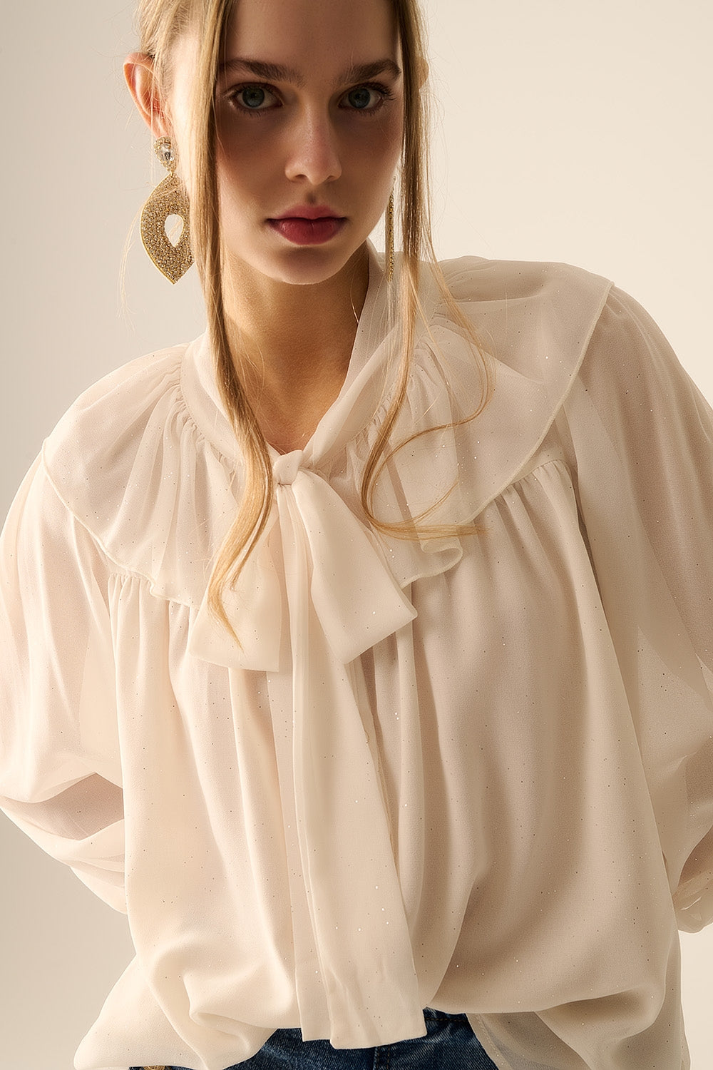 Chemisier en chiffon beige avec détail de nœud