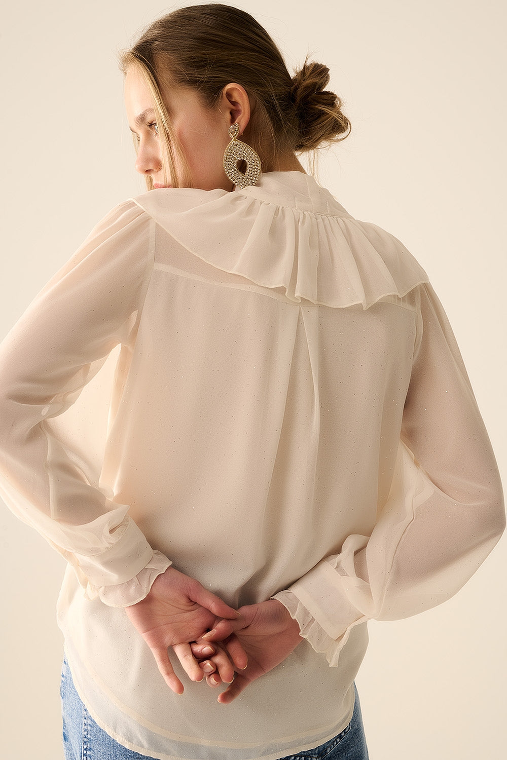 Chemisier en chiffon beige avec détail de nœud
