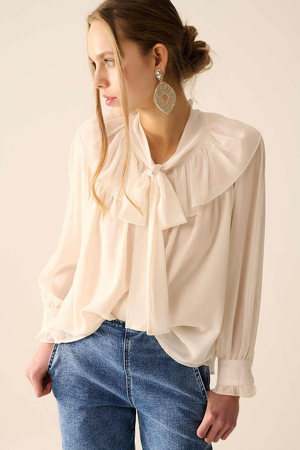 Chemisier en chiffon beige avec détail de nœud
