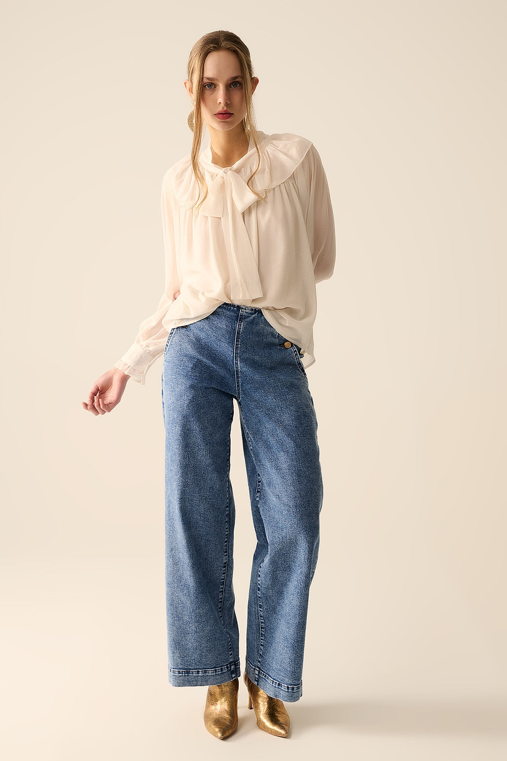 Chemisier en chiffon beige avec détail de nœud