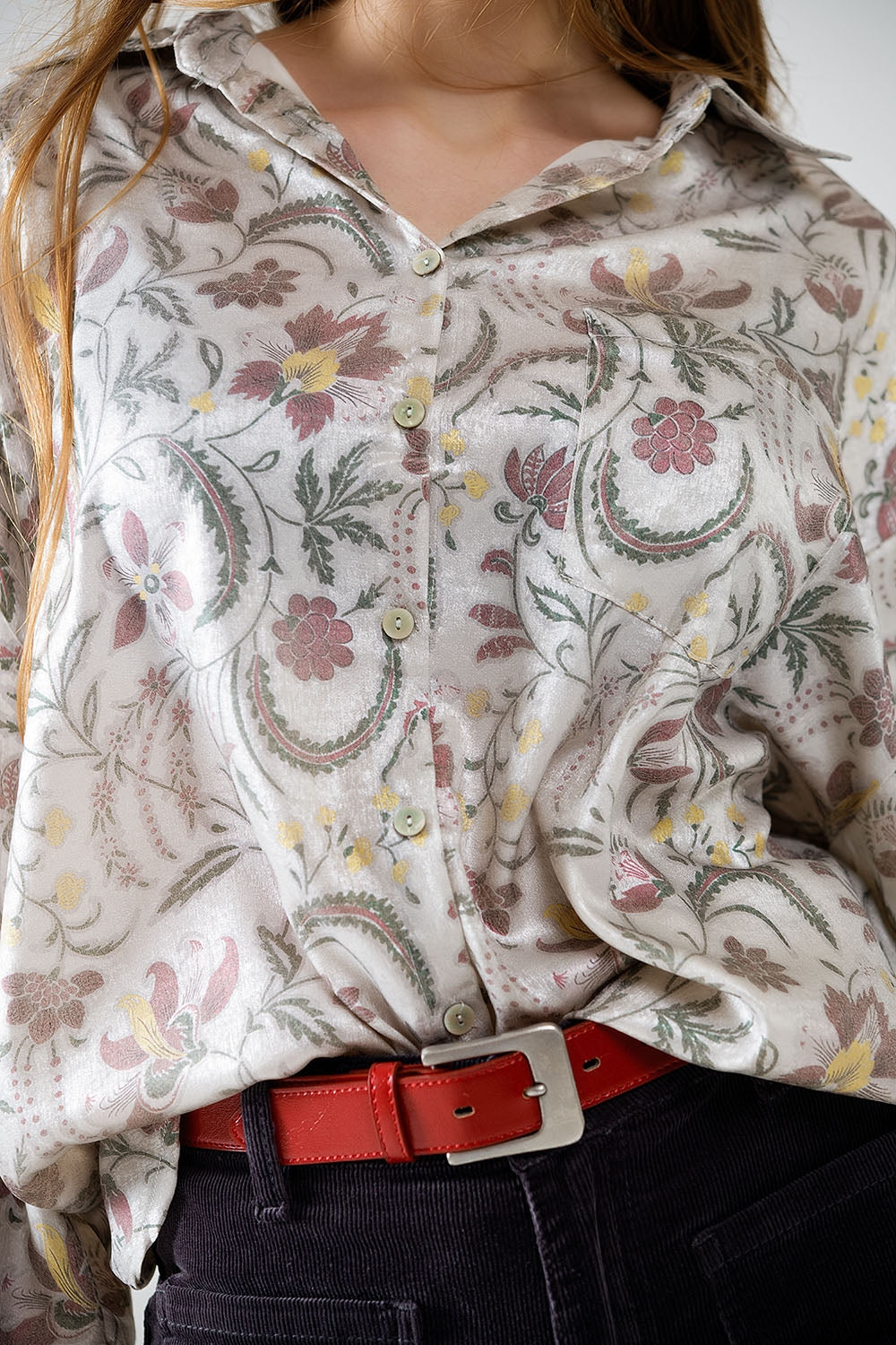 Chemisier en satin à imprimé floral en gris