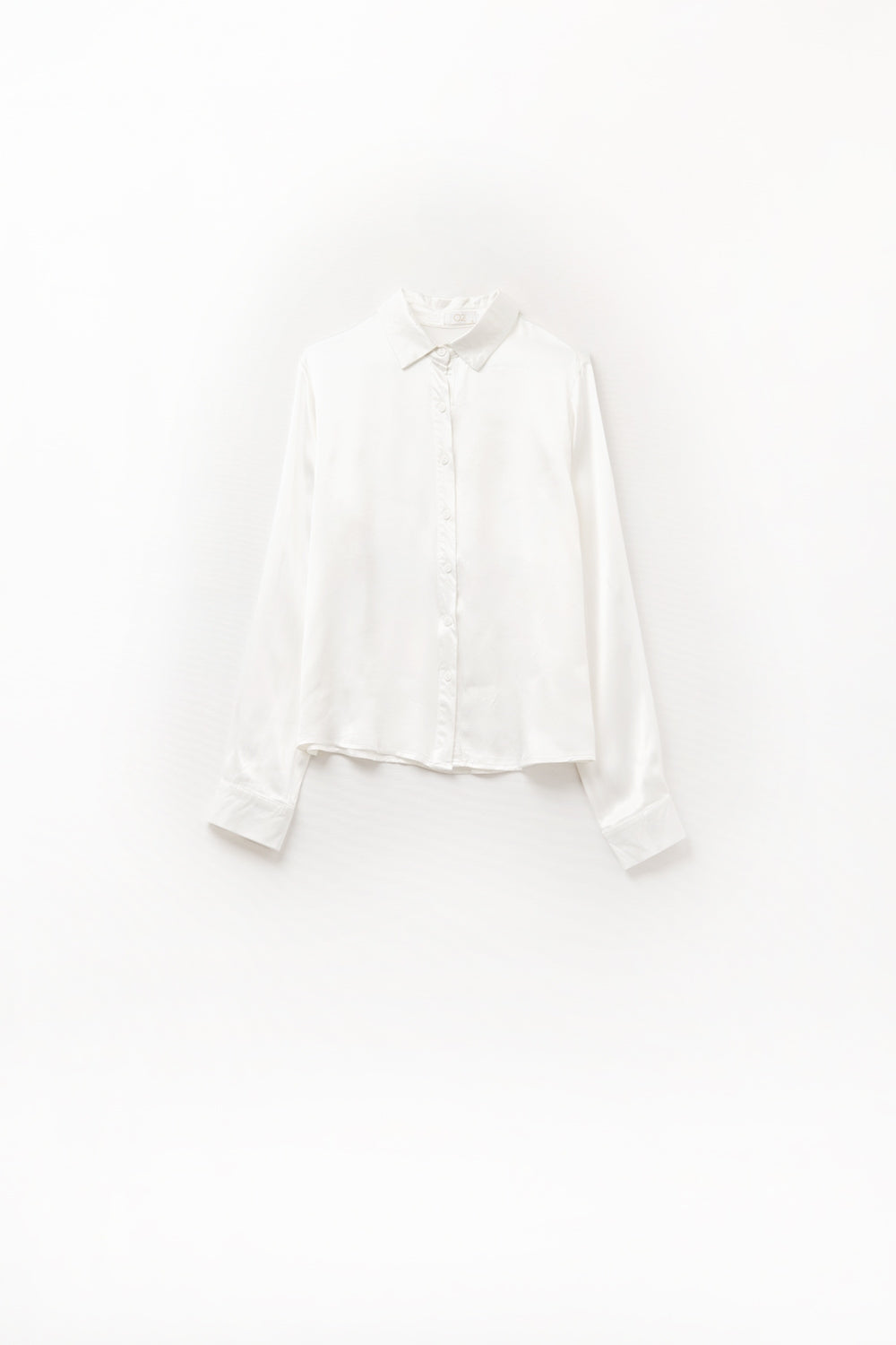 Chemisier en satin à manches longues avec col polo de couleur blanche
